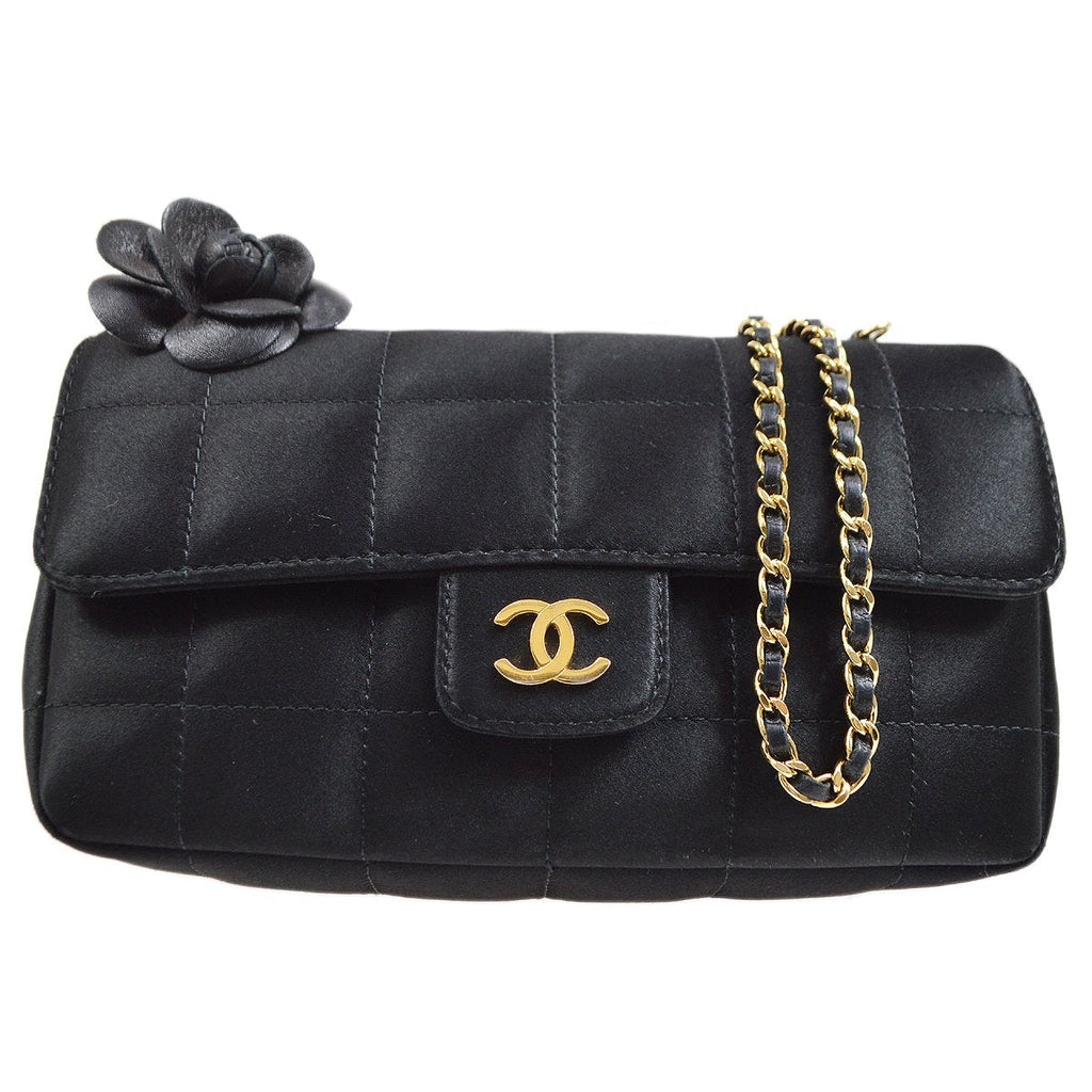 CHANEL 2009-2010 Camellia Choco Bar Single Chain Shoulder Bag Black Satin – Accessorio premium elegante