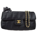 CHANEL 2009-2010 Camellia Choco Bar Single Chain Shoulder Bag Black Satin – Accessorio premium elegante