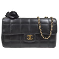 CHANEL 2003-2004 Camellia Choco Bar Shoulder Bag Mini Black Lambskin – Accessorio premium elegante
