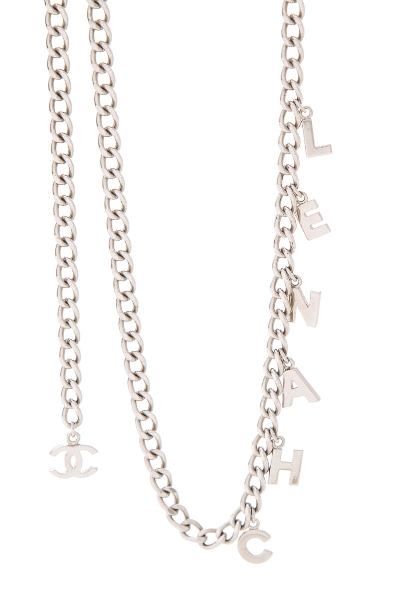Chanel 2006 Silver Chain Letter Charm Belt – Accessorio premium elegante