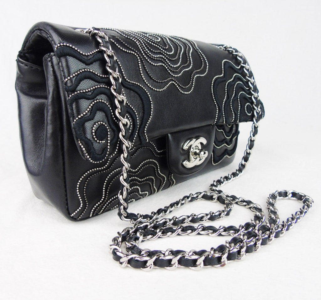 CHANEL 'Follies' black flap bag – Accessorio premium elegante