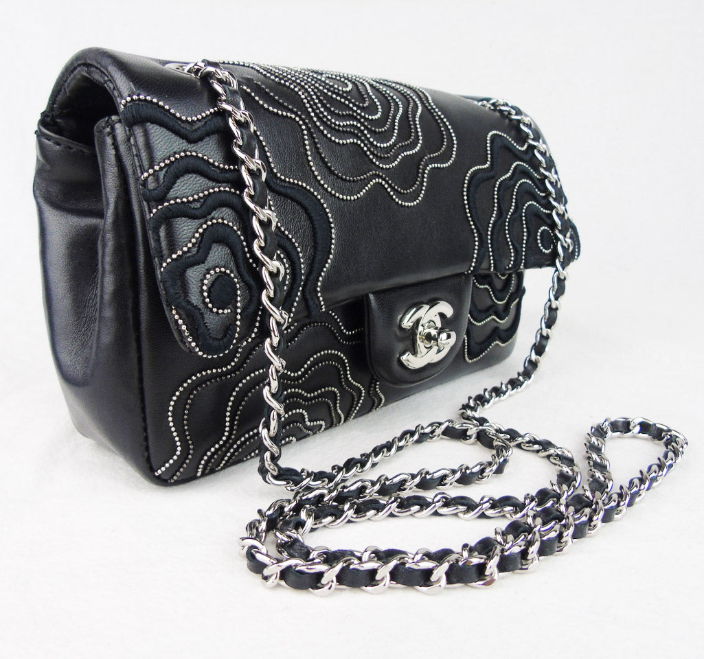 CHANEL 'Follies' black flap bag – Accessorio premium elegante