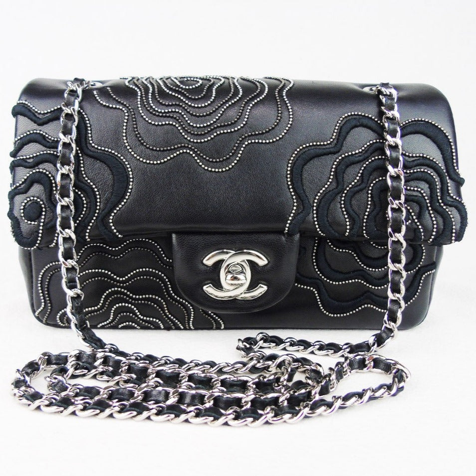 CHANEL 'Follies' black flap bag – Accessorio premium elegante