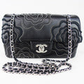 CHANEL 'Follies' black flap bag – Accessorio premium elegante