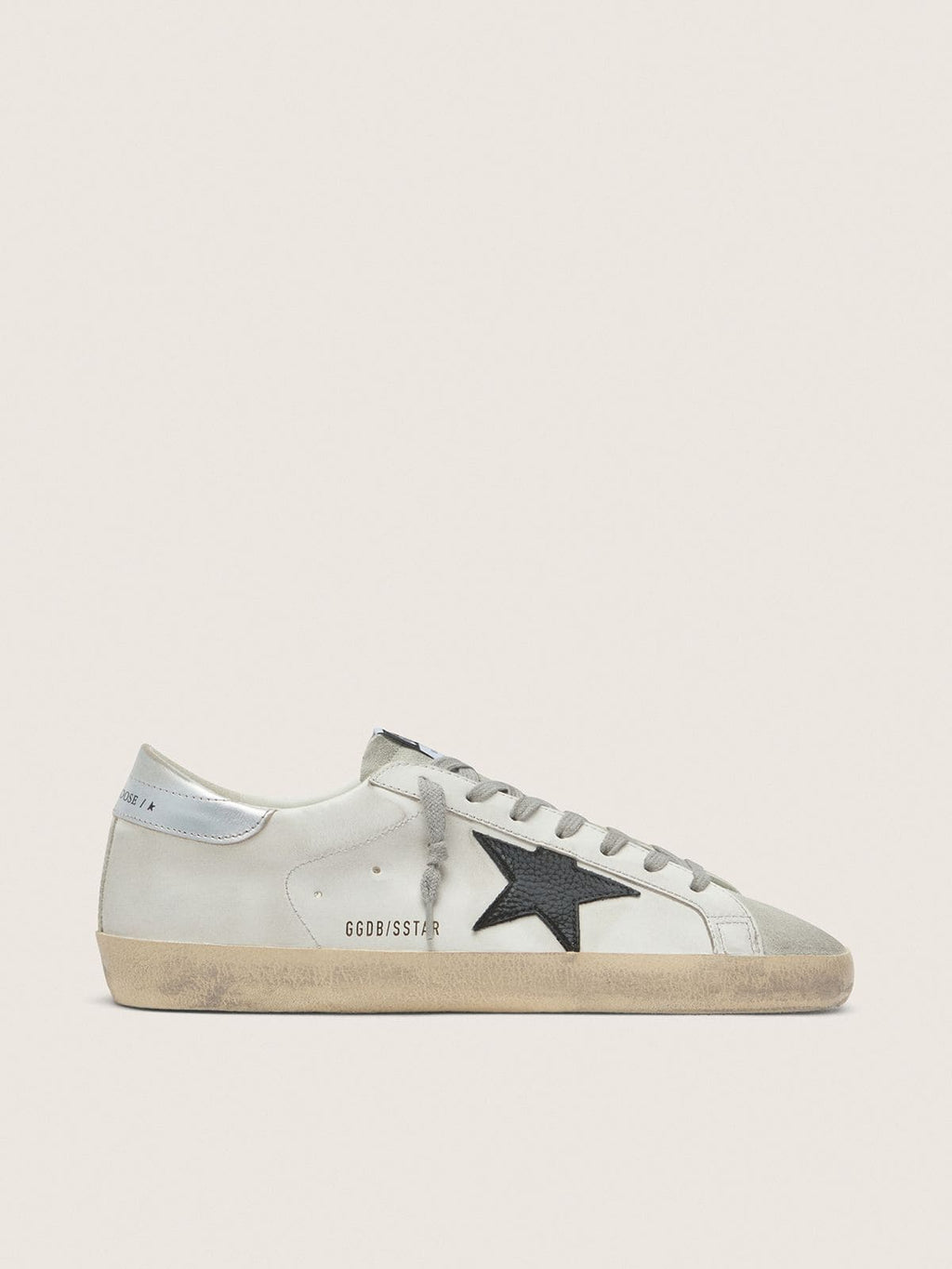 Golden Goose Super-Star Uomo in Pelle Bianca con Stella in Pelle Nabuk Nera e Talloncino in Pelle Laminata Argento