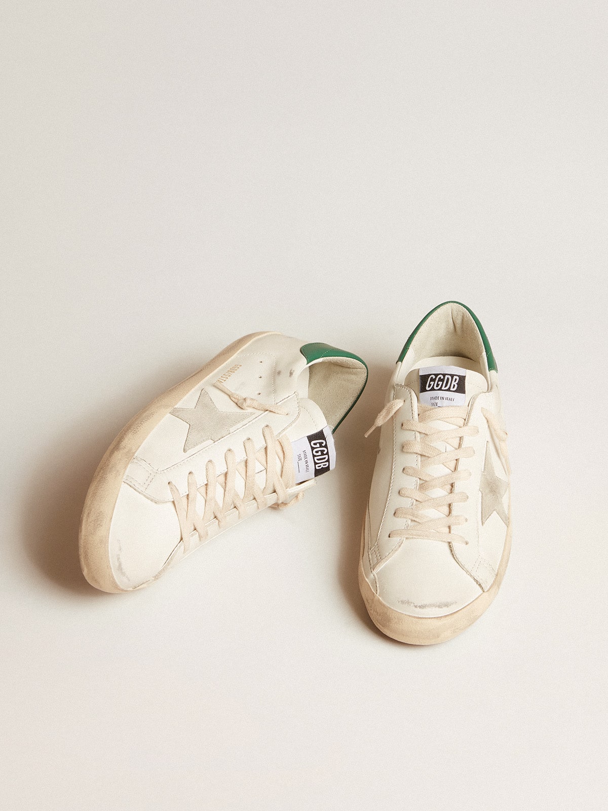 Golden Goose Super-Star in Pelle Bianca con Stella in Pelle Suede Grigio Ghiaccio e Talloncino in Pelle Verde