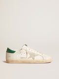 Golden Goose Super-Star in Pelle Bianca con Stella in Pelle Suede Grigio Ghiaccio e Talloncino in Pelle Verde