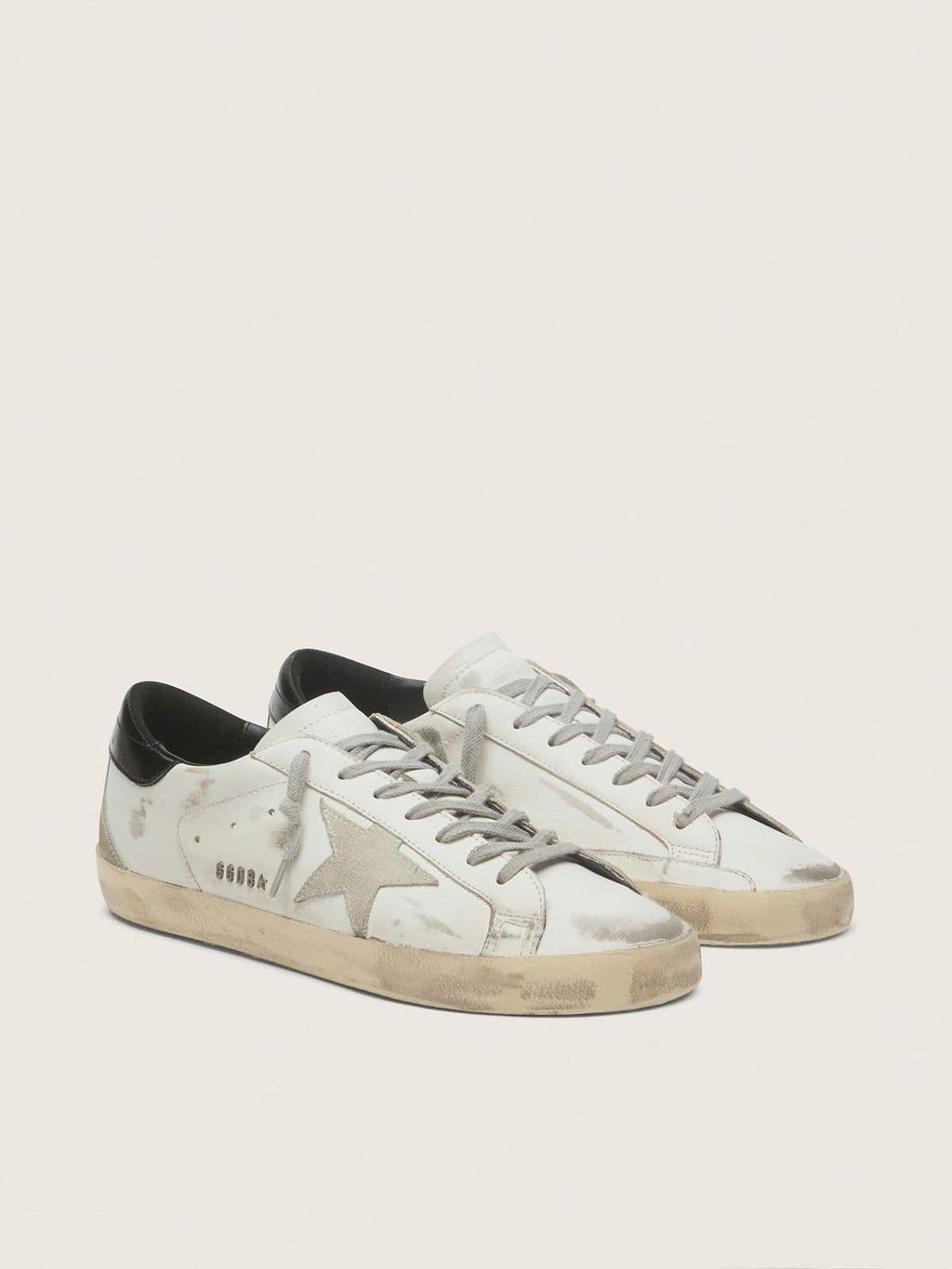 Golden Goose Super-Star Uomo con Talloncino Nero e Metal Studs Lettering