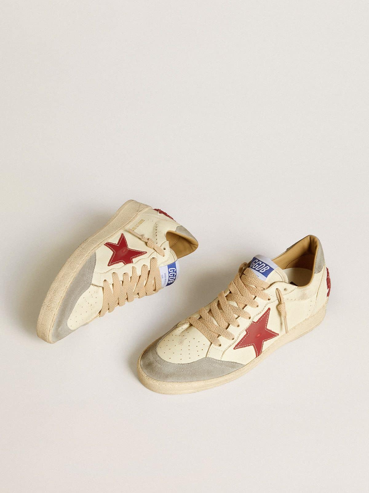 Golden Goose Ball Star Uomo Ltd in Nappa con Stella in Pelle Rossa e Talloncino in Suede Grigio
