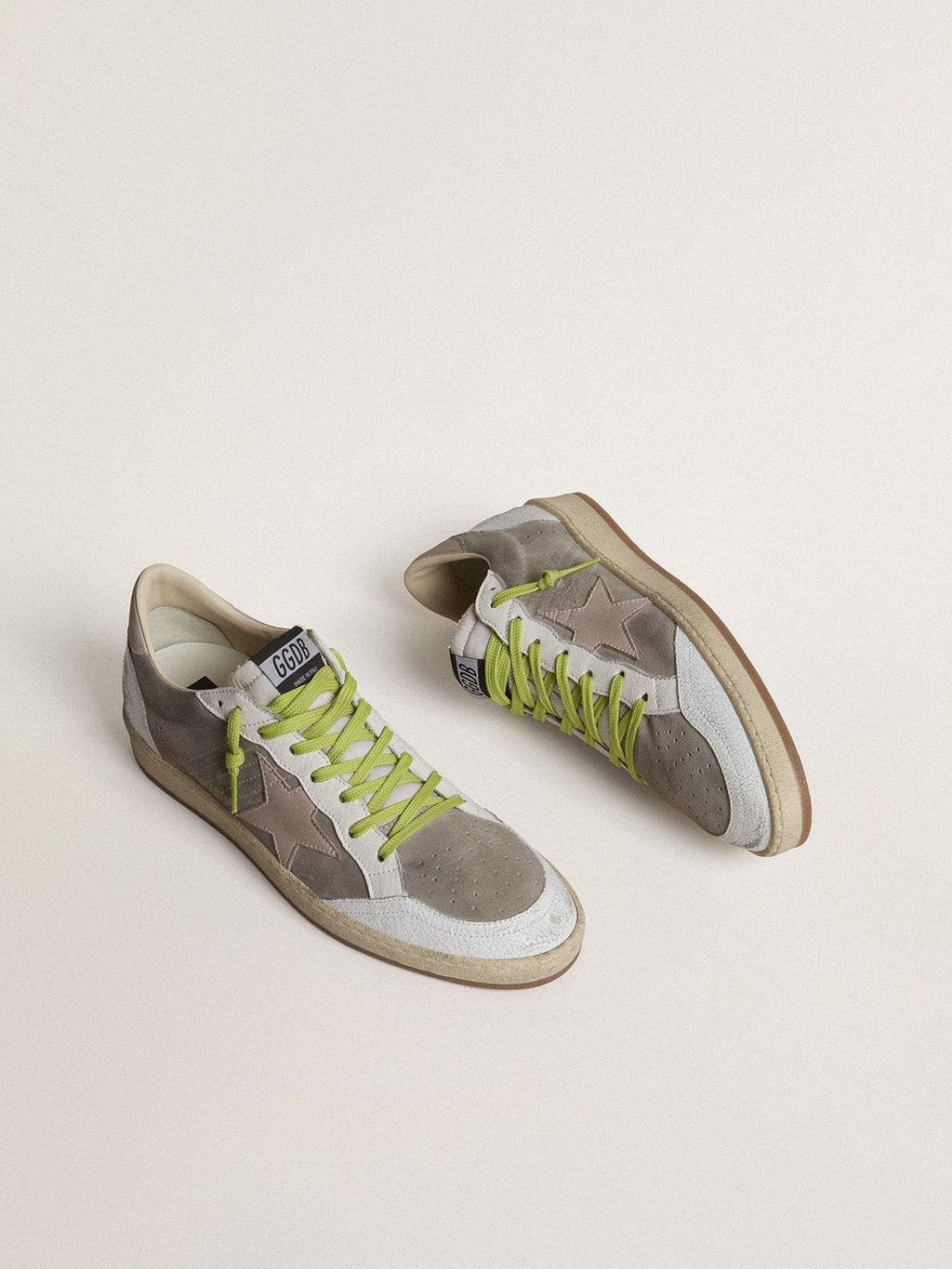 Golden Goose Ball Star Uomo in Suede Grigio con Stella in Suede Rosa Antico e Talloncino in Pelle Beige