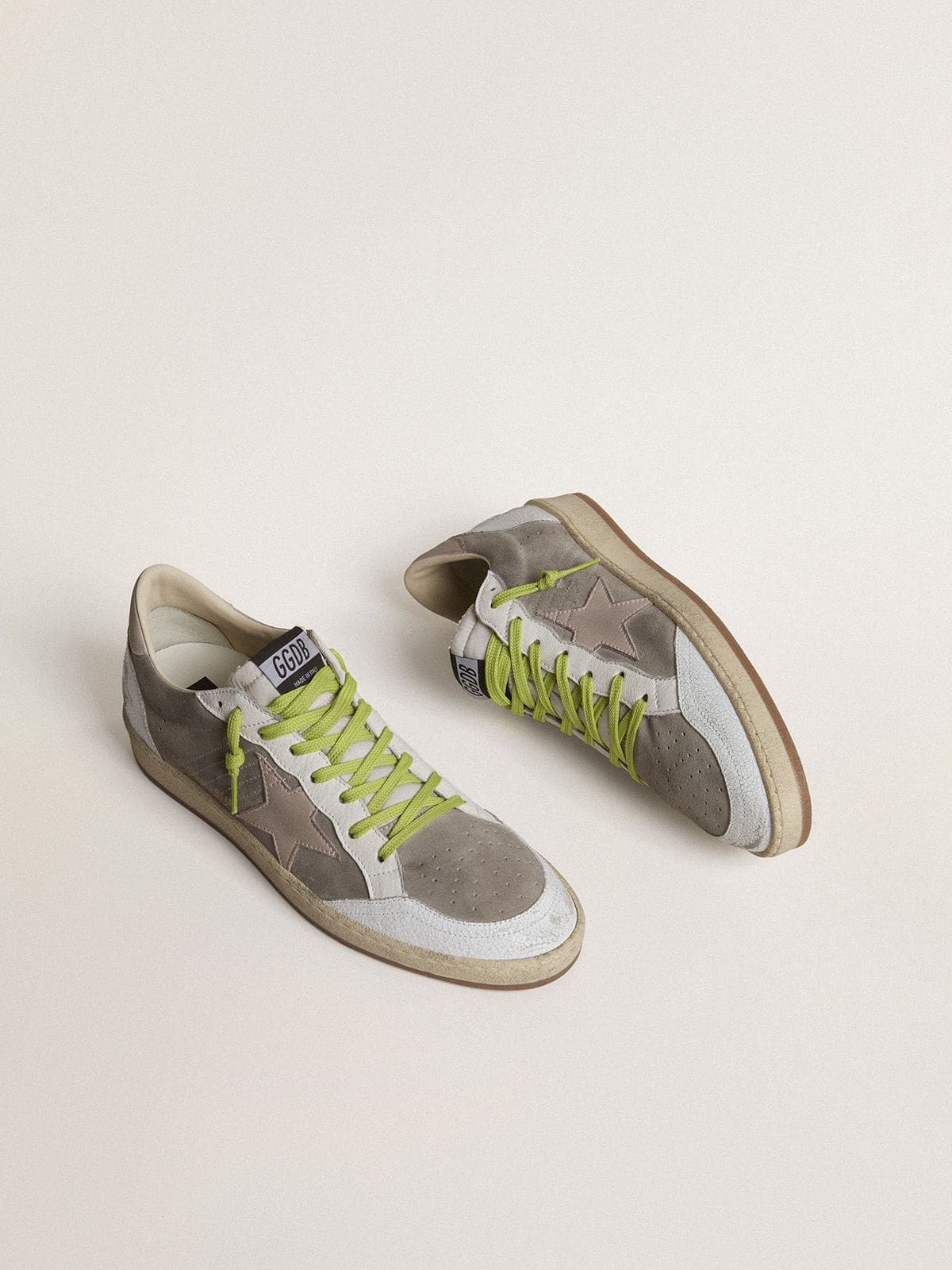 Golden Goose Ball Star Uomo in Suede Grigio con Stella in Suede Rosa Antico e Talloncino in Pelle Beige