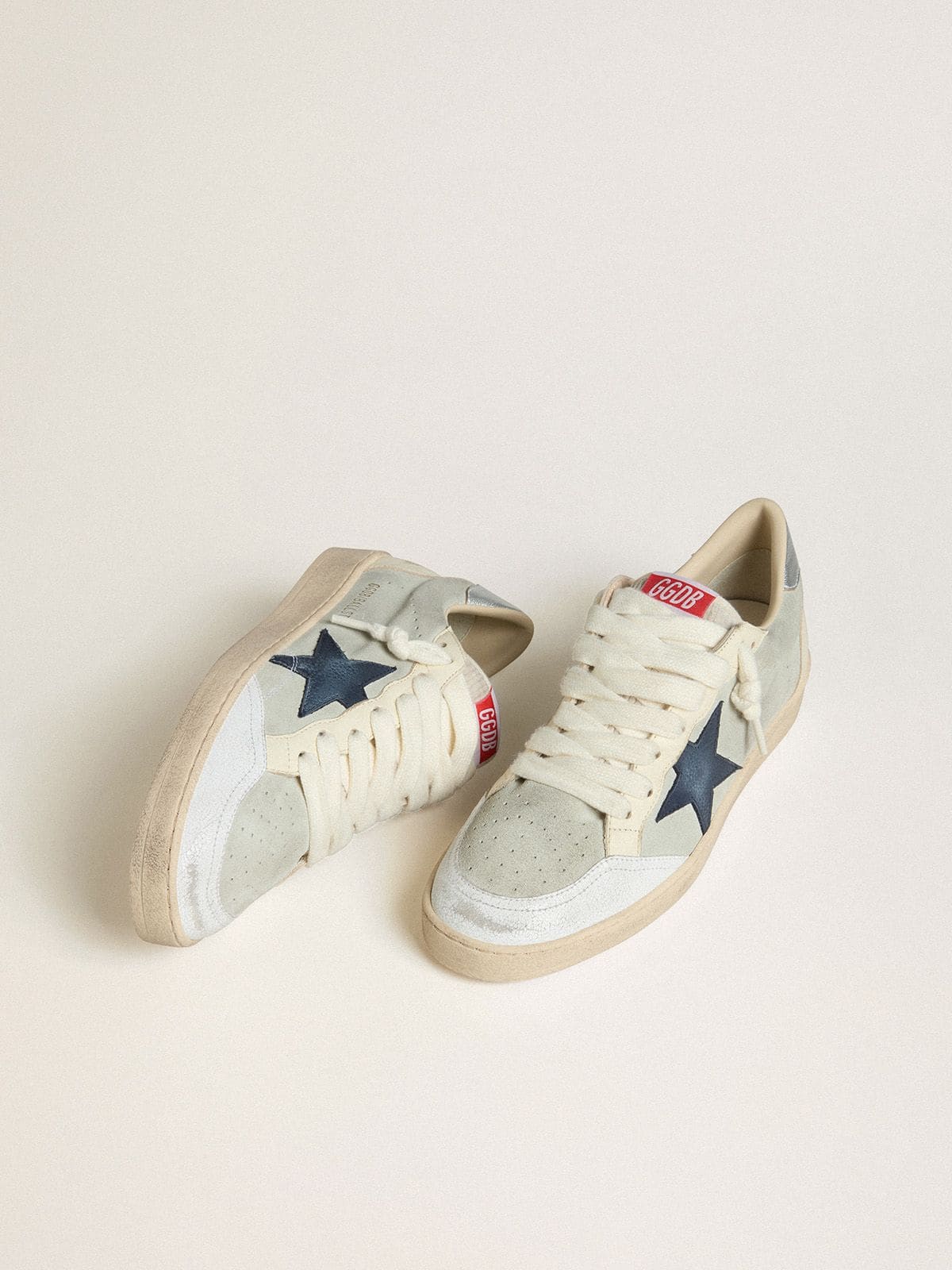 Golden Goose Ball Star Uomo in Suede Grigio con Stella in Nabuk Blu e Talloncino in Pelle Laminata