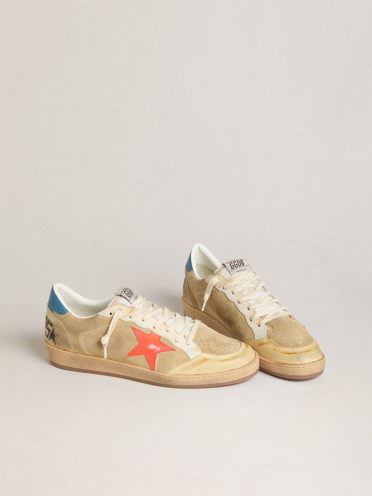 Golden Goose Ball Star Uomo in Suede Beige con Stella in Pelle Corallo e Talloncino in Nappa Blu