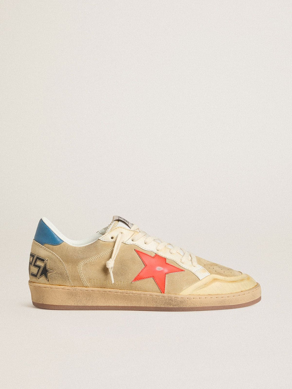 Golden Goose Ball Star Uomo in Suede Beige con Stella in Pelle Corallo e Talloncino in Nappa Blu
