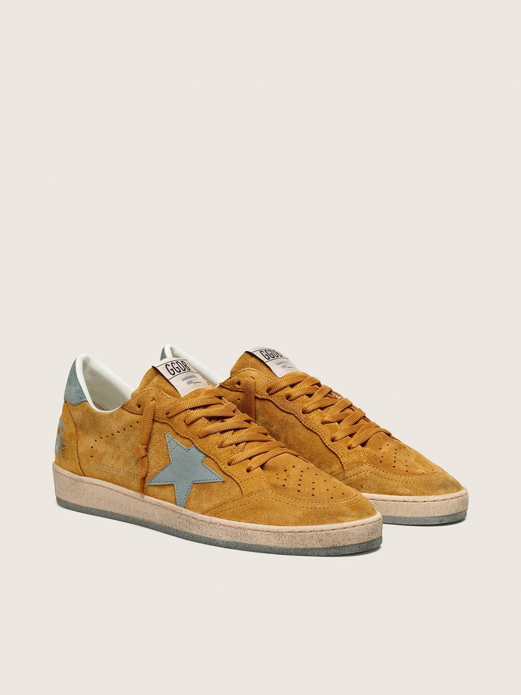 Golden Goose Ball Star Uomo in Suede Ocra con Stella in Pelle e Talloncino in Suede Azzurro