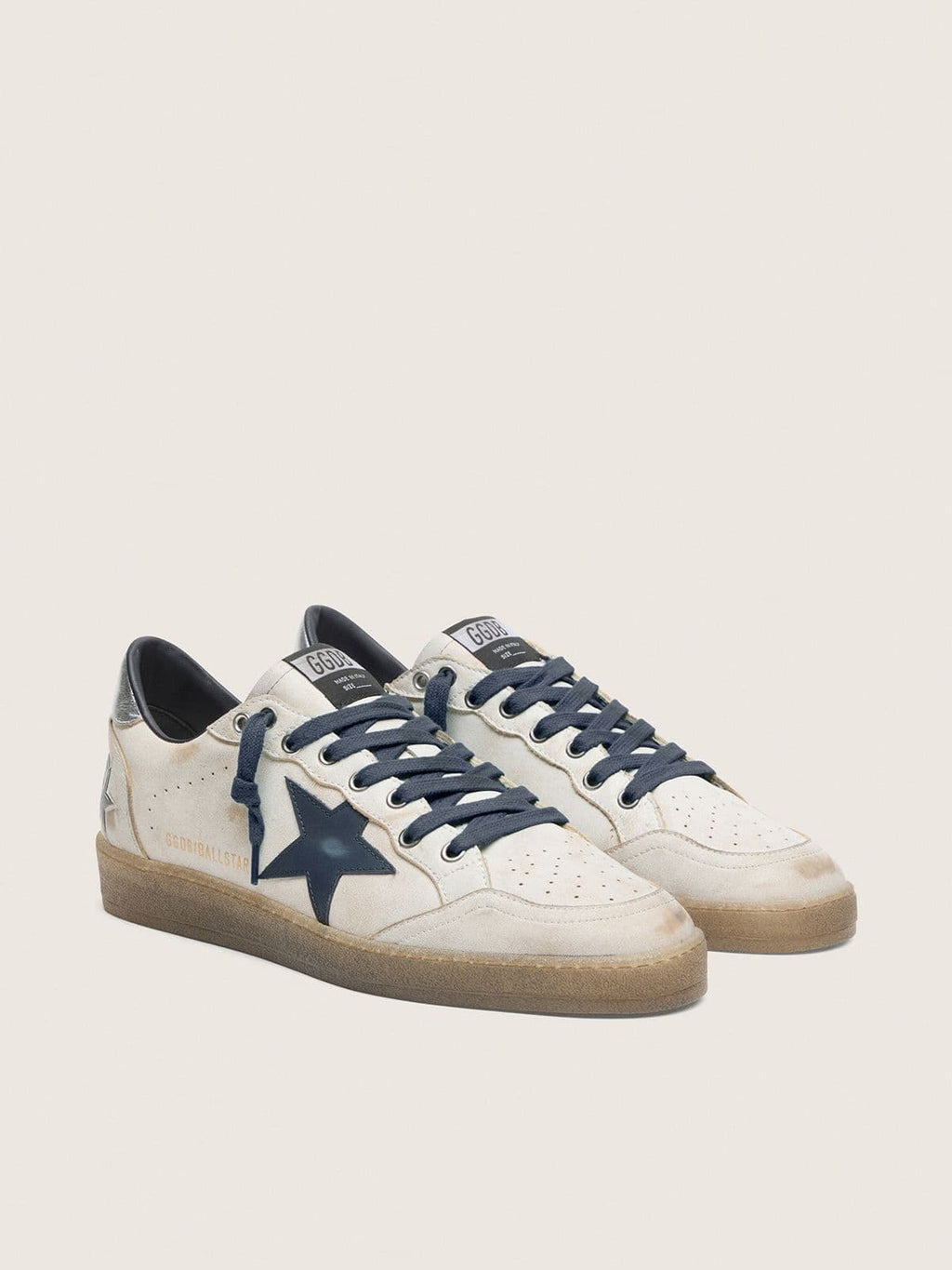 Golden Goose Ball Star Uomo in Pelle Bianca con Stella in Pelle Blu Scuro e Talloncino in Pelle Laminata Argento