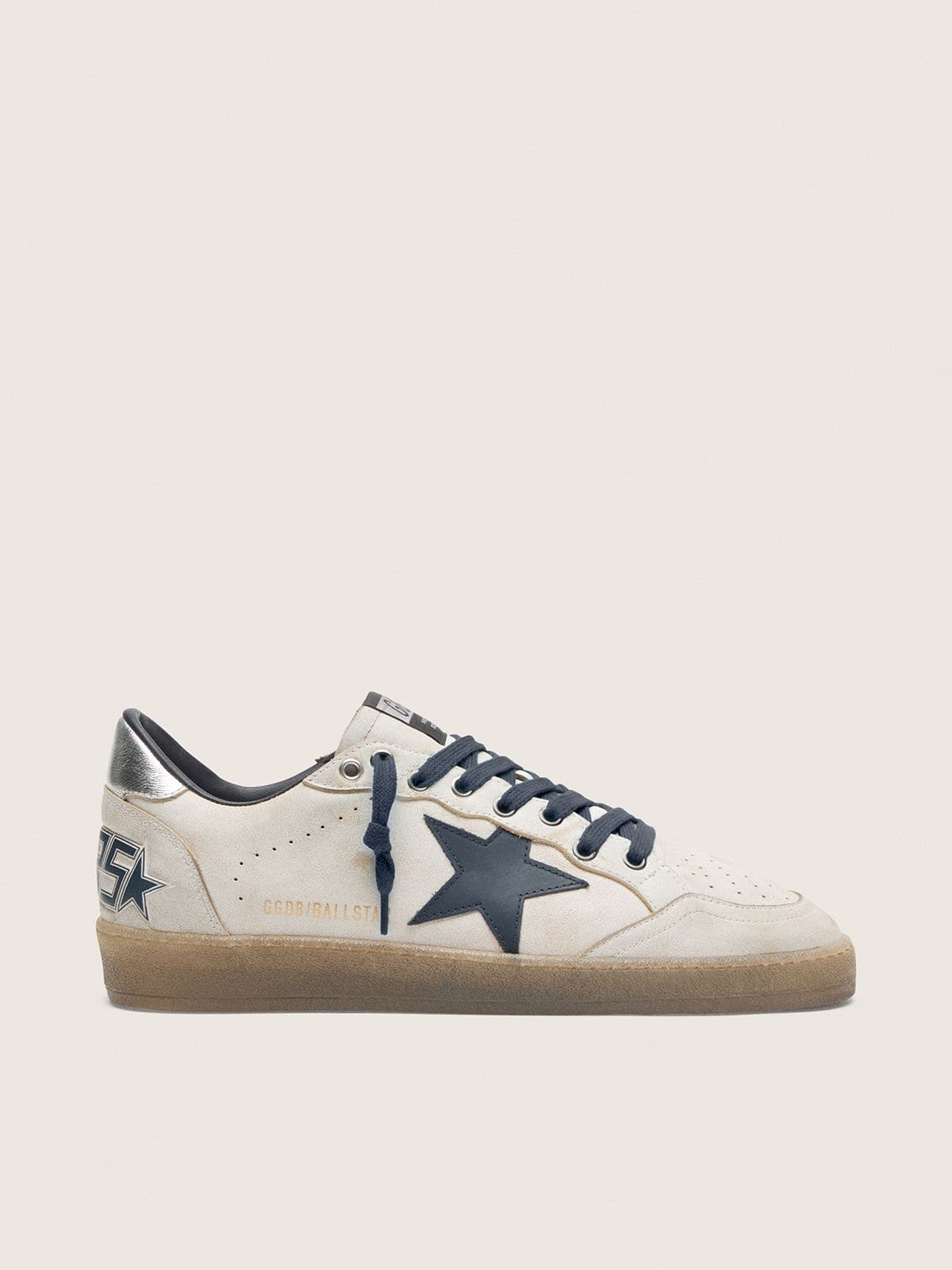 Golden Goose Ball Star Uomo in Pelle Bianca con Stella in Pelle Blu Scuro e Talloncino in Pelle Laminata Argento