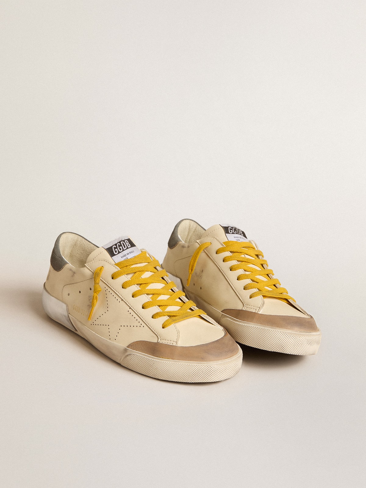 Golden Goose Super-Star Uomo in Pelle con Stella Traforata e Talloncino in Suede Grigio