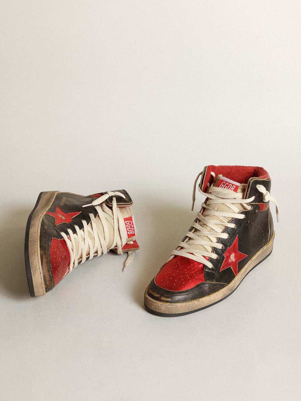 Golden Goose Sky Star Uomo in Pelle Lucida Nera con Stella Rossa