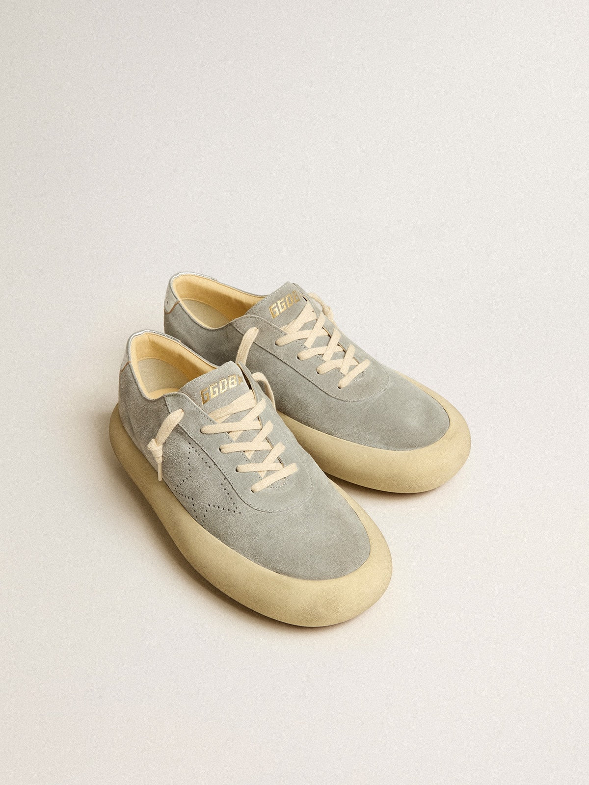 Golden Goose Scarpe Space Star Uomo in Suede Ghiaccio con Stella Traforata