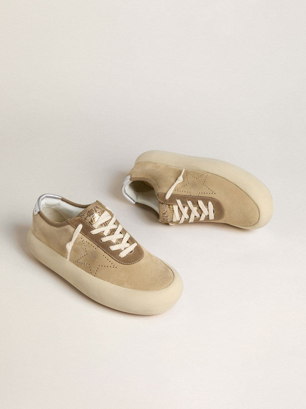 Golden Goose Space Star Uomo in Suede Beige con Stella Tarforata e Talloncino Laminato Argento
