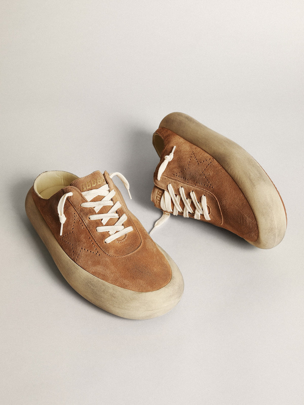 Golden Goose Space Star Sabot Uomo in Suede Color Tabacco con Stella Traforata