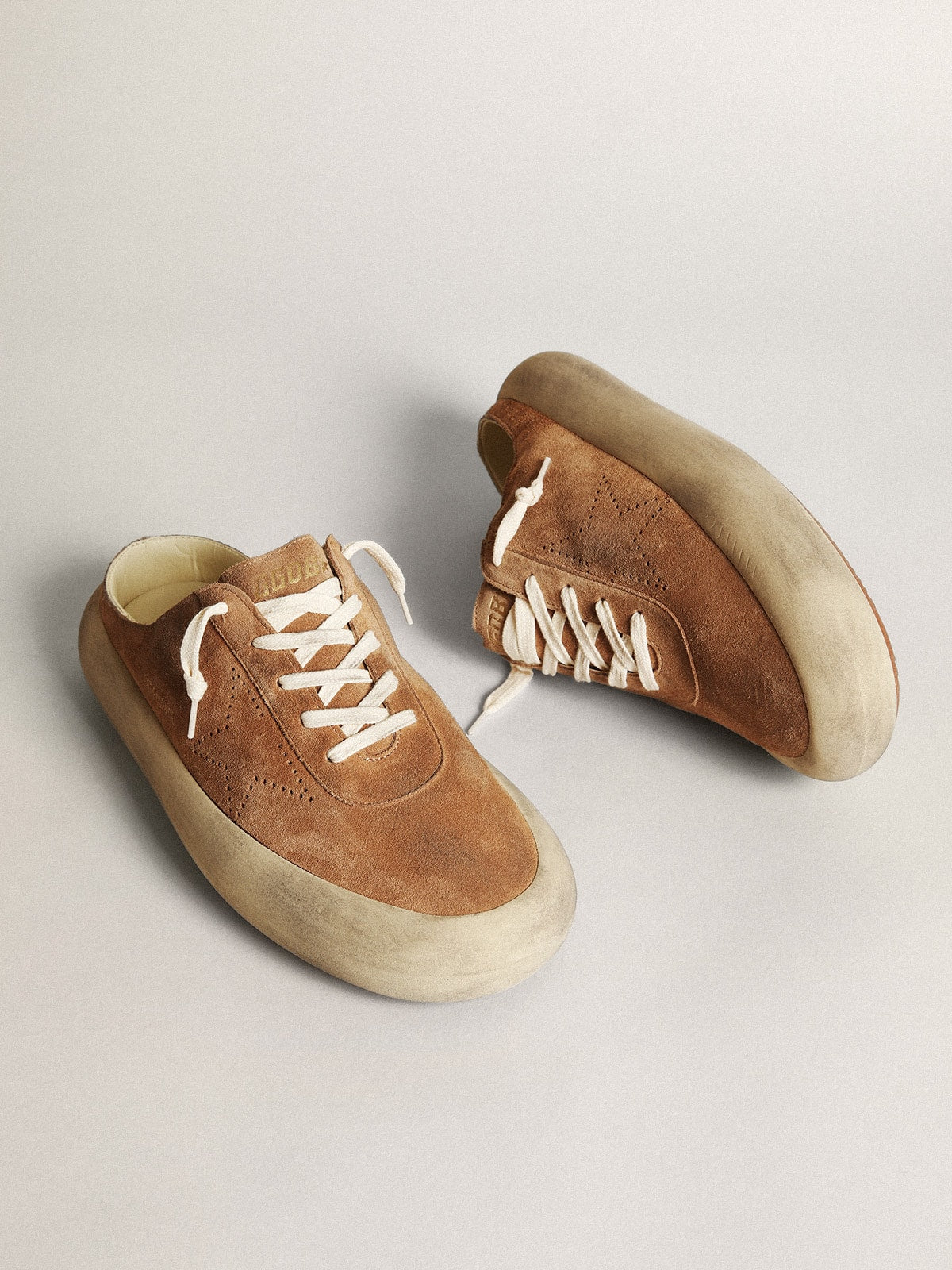 Golden Goose Space Star Sabot Uomo in Suede Color Tabacco con Stella Traforata