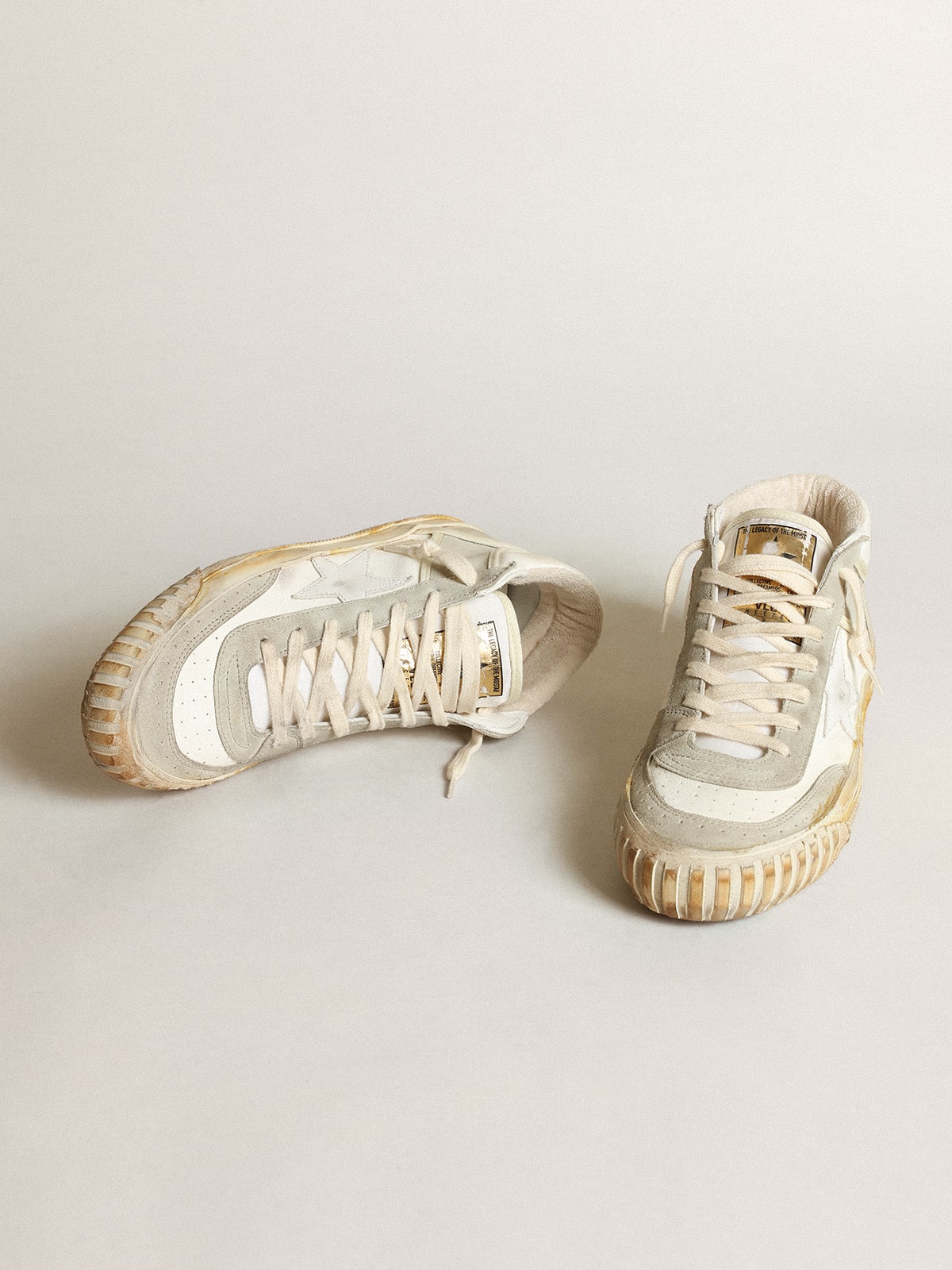 Golden Goose Sneaker Mid Star Uomo con Inserti in Suede Color Grigio Ghiaccio e Stella in Pelle Bianca
