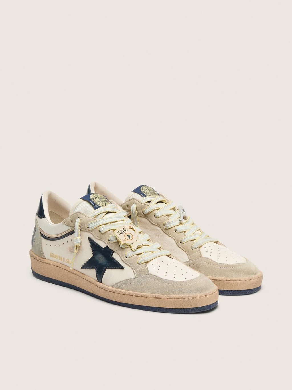 Golden Goose Ball Star Ltd Uomo in Pelle Bianca e Suede Grigio Chiaro con Stella Blu Scuro e Skins Applicata
