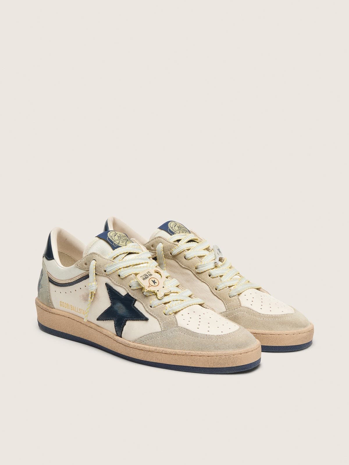 Golden Goose Ball Star Ltd Uomo in Pelle Bianca e Suede Grigio Chiaro con Stella Blu Scuro e Skins Applicata