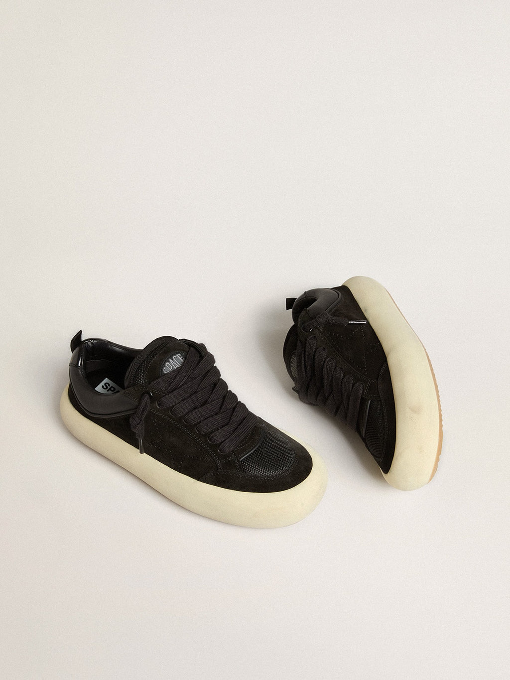 Golden Goose Space Star Cube Uomo in Suede Nero con Stella Traforata