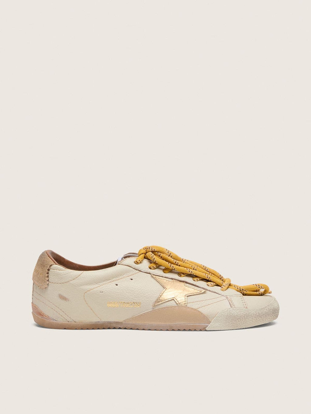 Golden Goose True-Star Uomo in Nappa Bianca con Stella in Pelle Laminata Oro e Talloncino in Suede Beige