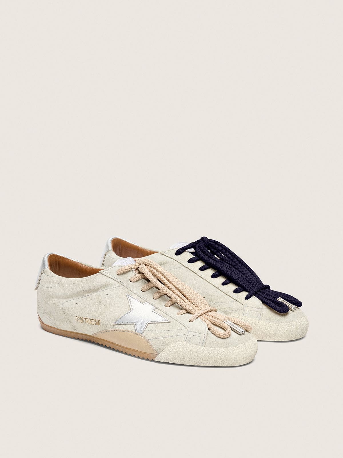Golden Goose True-Star Uomo in Suede Grigio Chiaro con Stella e Talloncino Laminati Argento