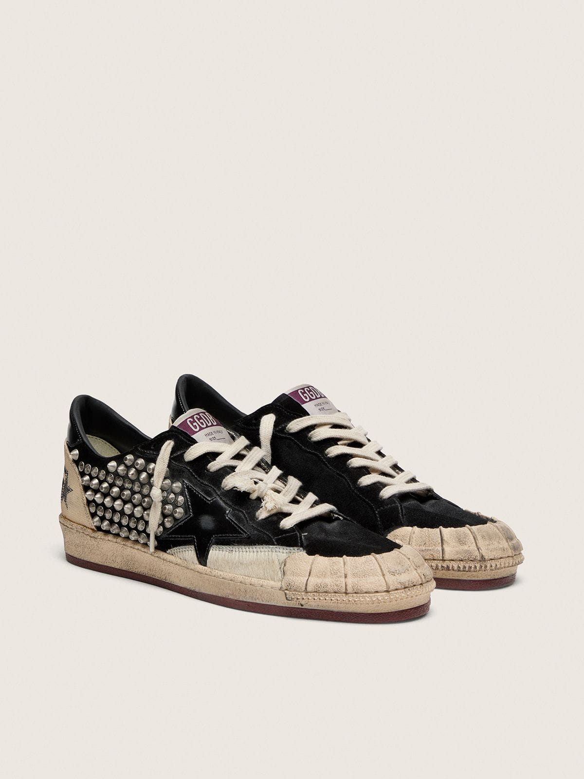 Golden Goose Ball Star Uomo Lab in Suede Nero con Borchie e Stella in Pelle Lucida Nera