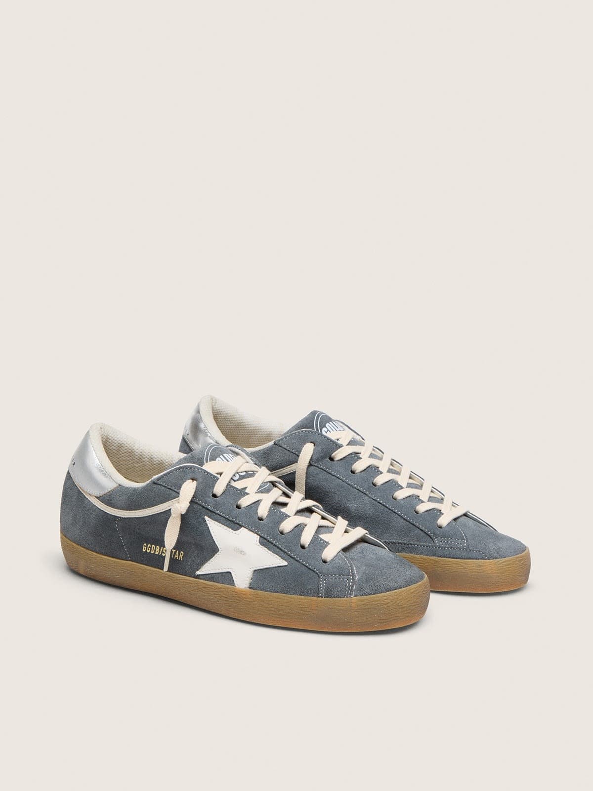 Golden Goose Super-Star Uomo in Suede Grigio con Stella in Pelle Bianca e Talloncino in Pelle Argento