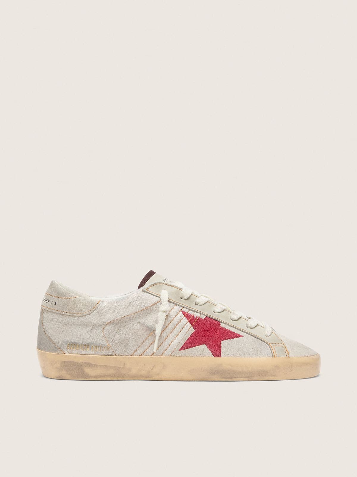 Golden Goose Super-Star Ltd Uomo in Cavallino Bianco con Stella in Suede Rosso