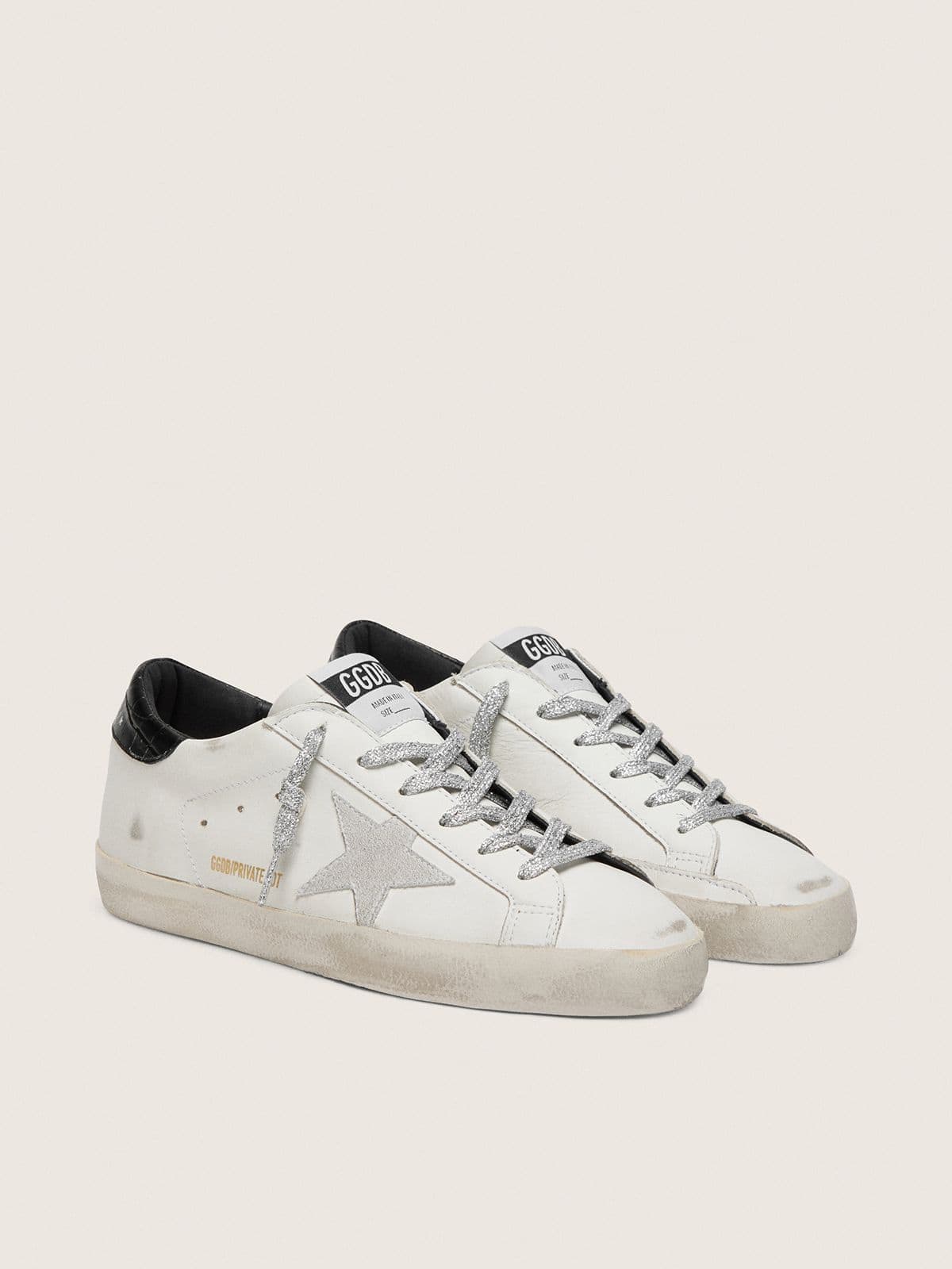 Golden Goose Super-Star Donna con Stella in Suede Bianco e Talloncino in Pelle Cocco Nera
