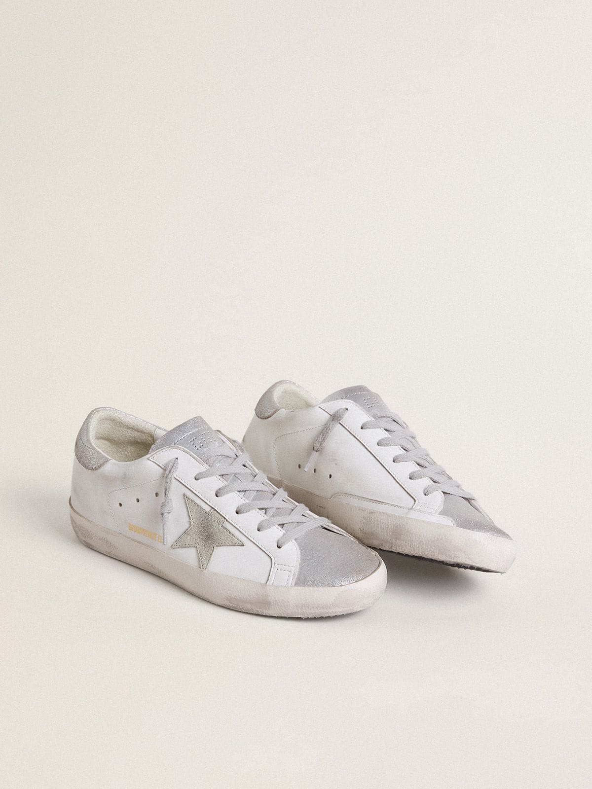 Golden Goose Super-Star Donna con Stella in Suede Grigia e Talloncino Ed Inserti in Glitter Argento