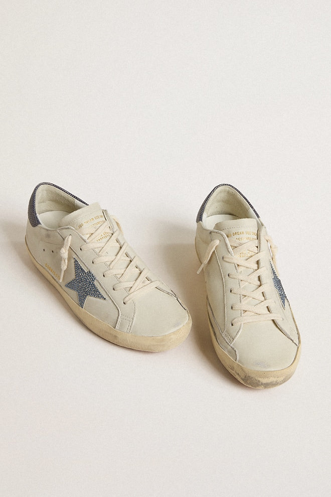 Golden Goose Super-Star  con Stella in Pelle Color Panna con Cristalli Swarovski e Talloncino in Pelle Blu con Stampa Lucertola