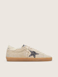 Golden Goose Super-Star Donna in Suede Grigio Ghiaccio con Stella in Glitter Argento e Talloncino in Pelle