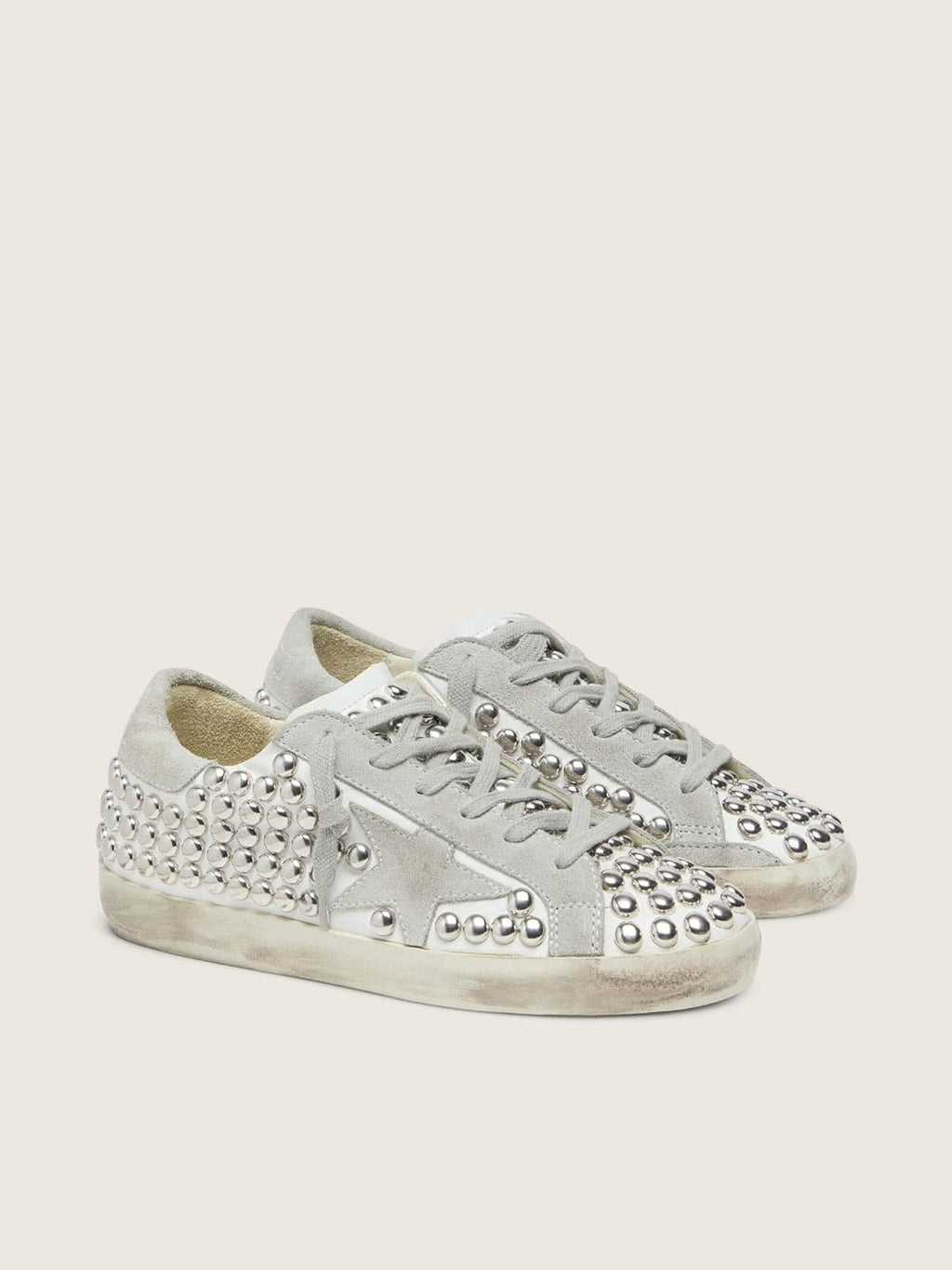 Golden Goose Super-Star Donna in Pelle Bianca con Stella Grigio Chiaro e Borchie Metalliche