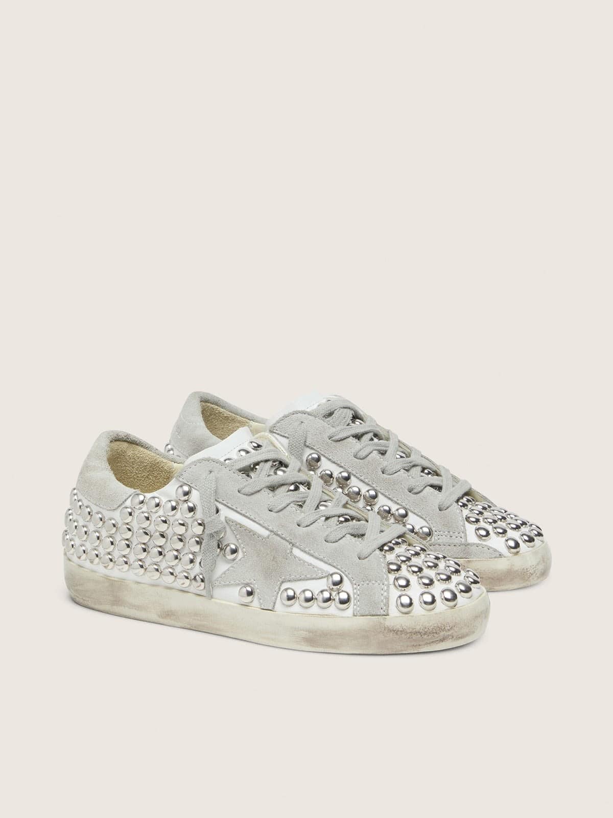 Golden Goose Super-Star Donna in Pelle Bianca con Stella Grigio Chiaro e Borchie Metalliche