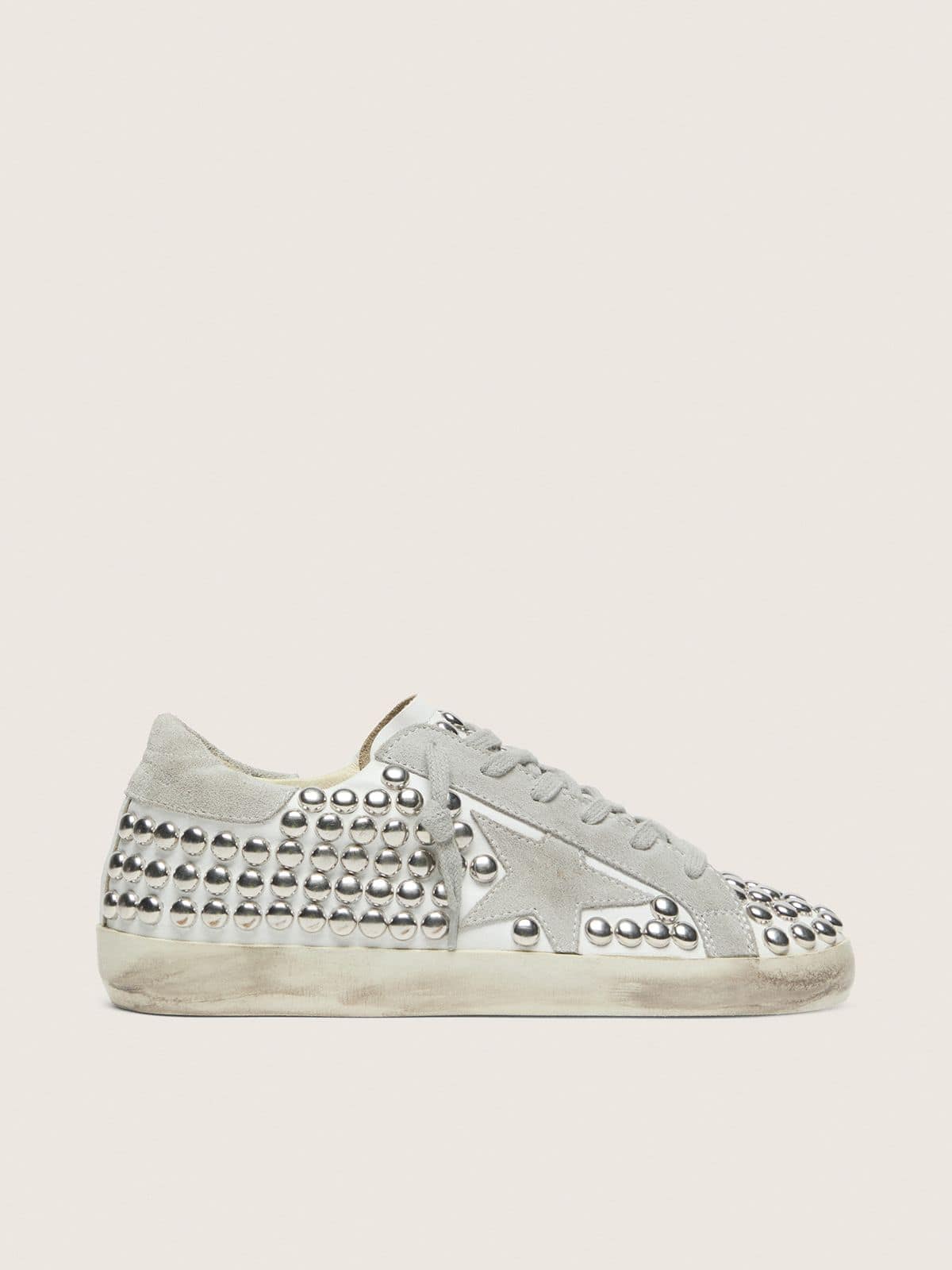 Golden Goose Super-Star Donna in Pelle Bianca con Stella Grigio Chiaro e Borchie Metalliche