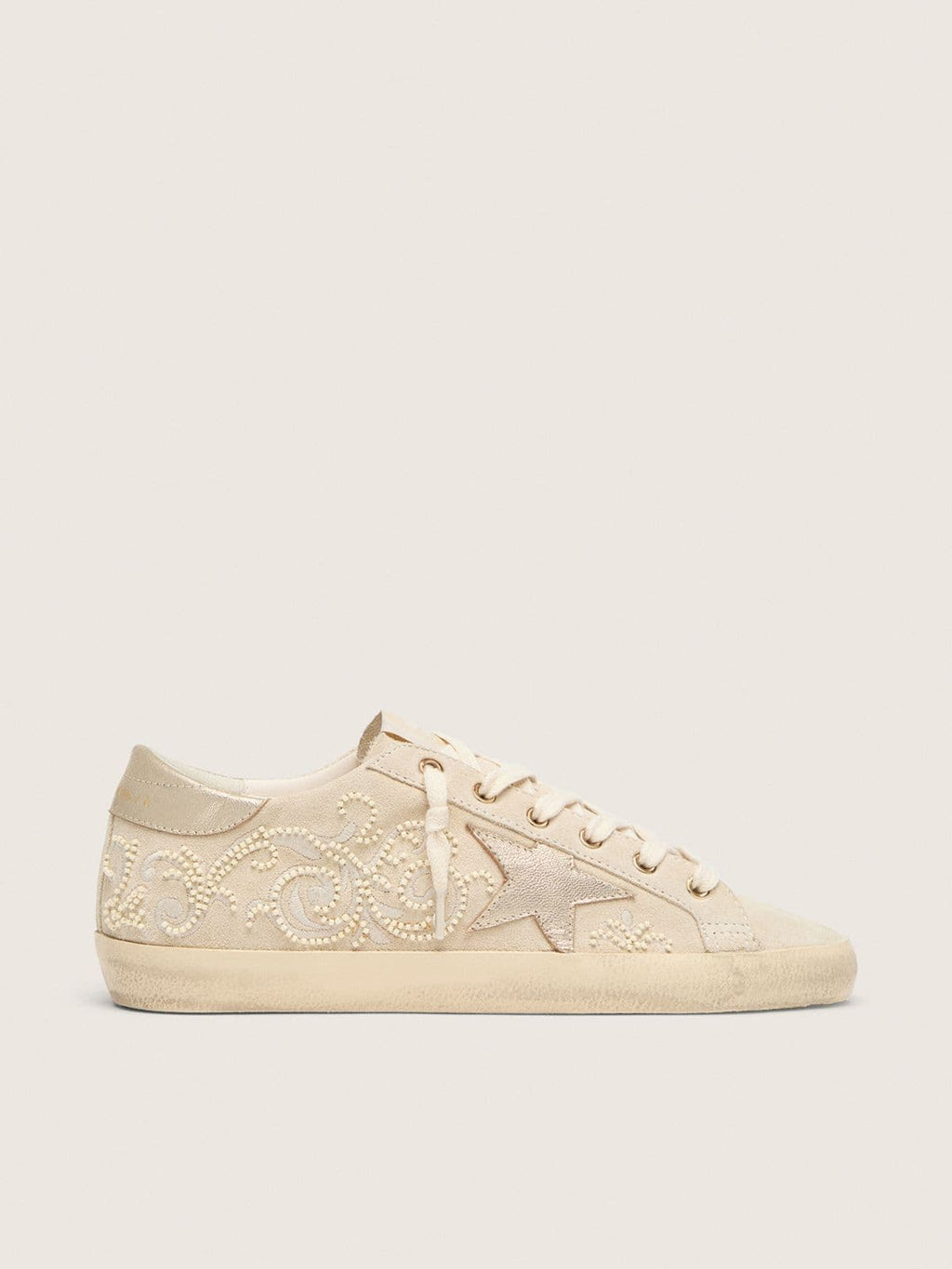 Golden Goose Super-Star Ltd Donna in Suede Color Perla con Stella Oro e Ricami in Perline