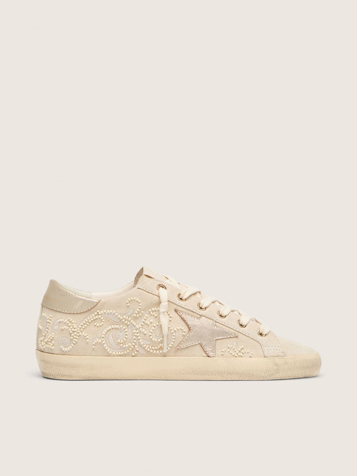 Golden Goose Super-Star Ltd Donna in Suede Color Perla con Stella Oro e Ricami in Perline