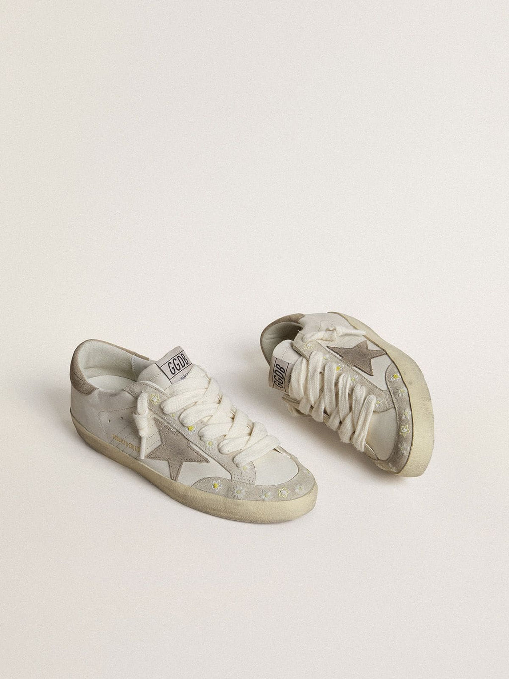 Golden Goose Super-Star Ltd Donna con Stella e Talloncino in Suede Beige e Ricami Floreali
