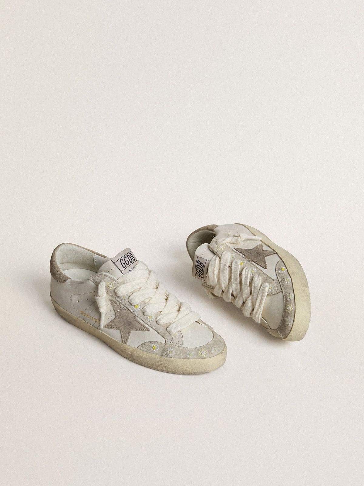 Golden Goose Super-Star Ltd Donna con Stella e Talloncino in Suede Beige e Ricami Floreali