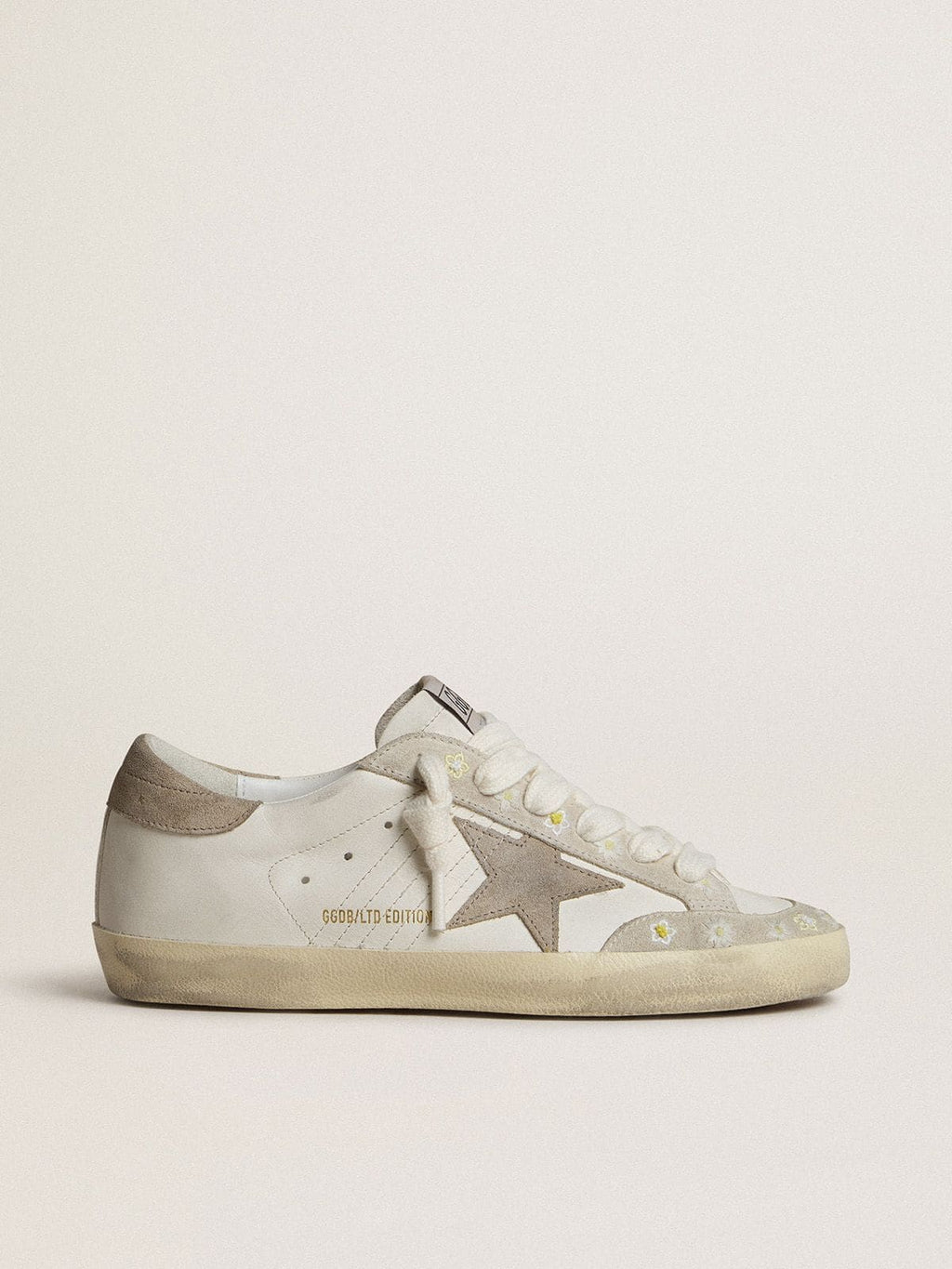 Golden Goose Super-Star Ltd Donna con Stella e Talloncino in Suede Beige e Ricami Floreali