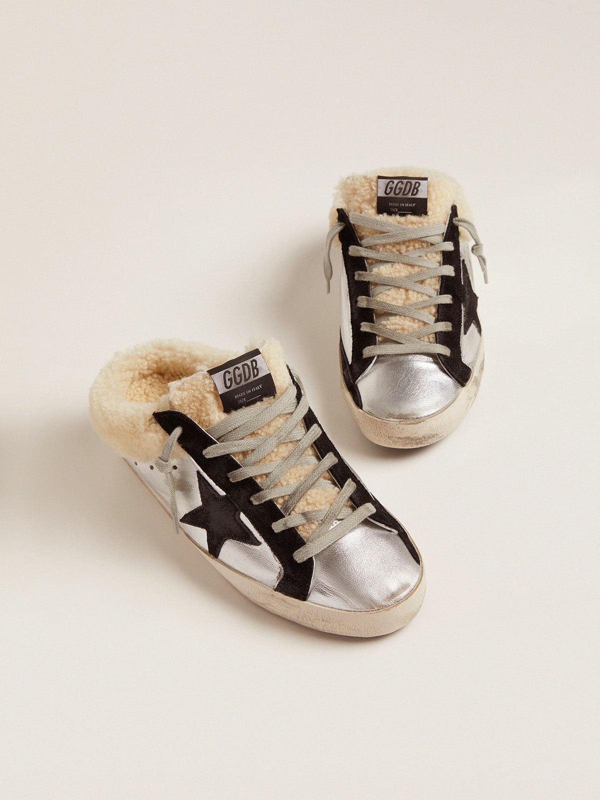 Golden Goose Super-Star Sabot Donna in Pelle Laminata Argento con Stella Nera