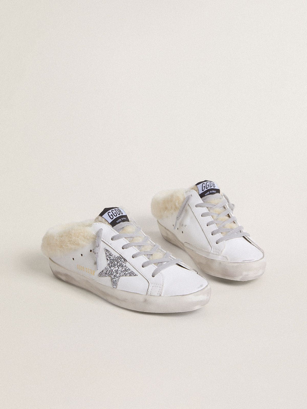 Golden Goose Super-Star Sabot in Pelle Bianca e Fodera in Shearling con Stella Argento